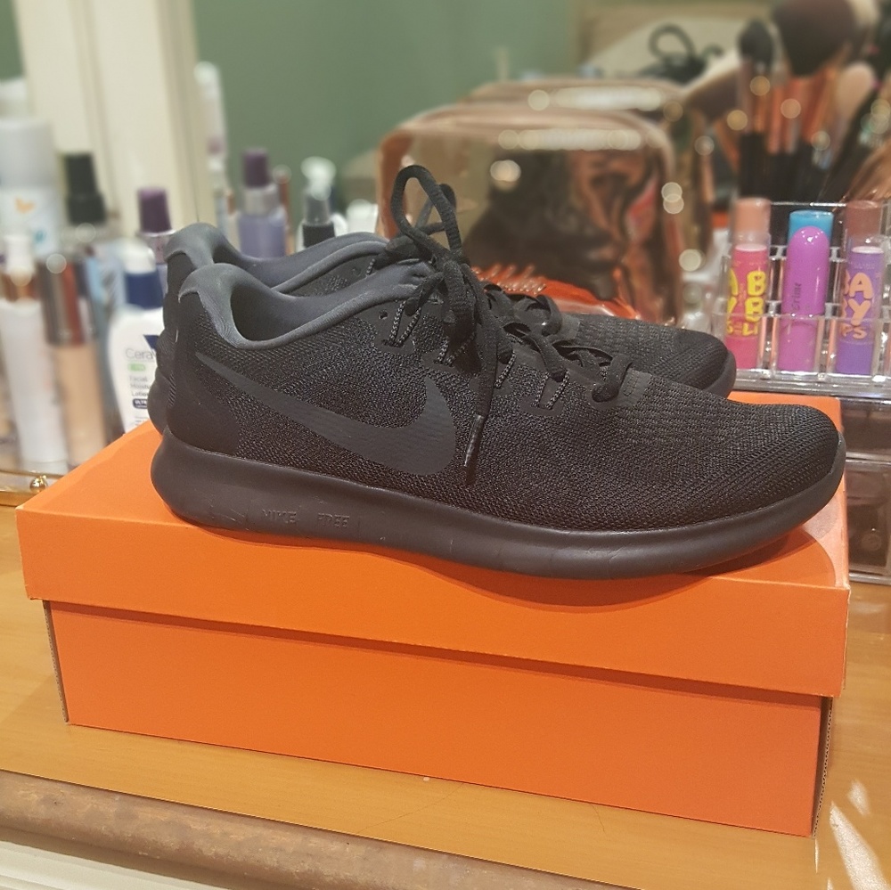 Women's all-black Nike free run 2017